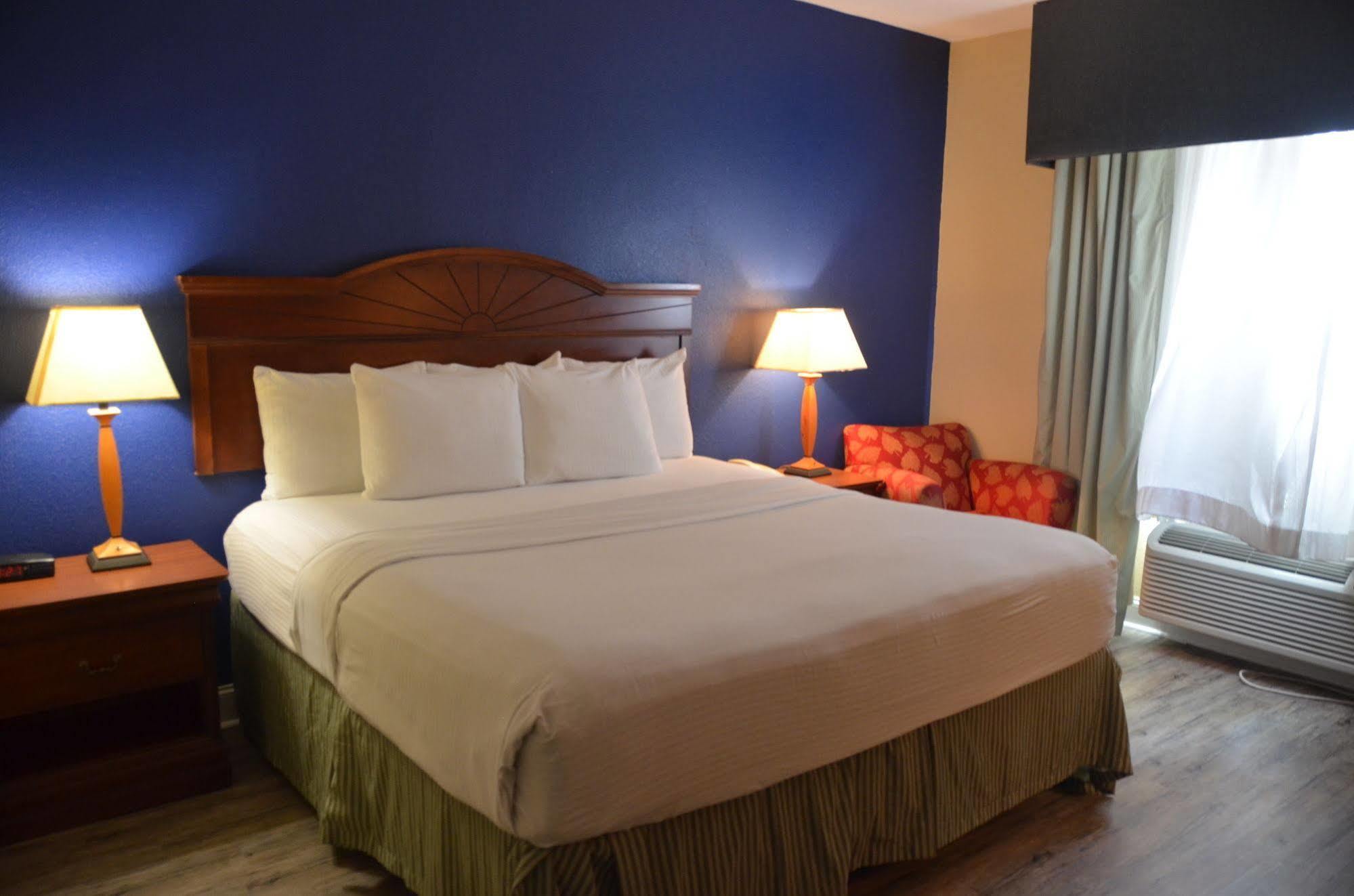 Eagles Nest Inn Стейтсборо Экстерьер фото