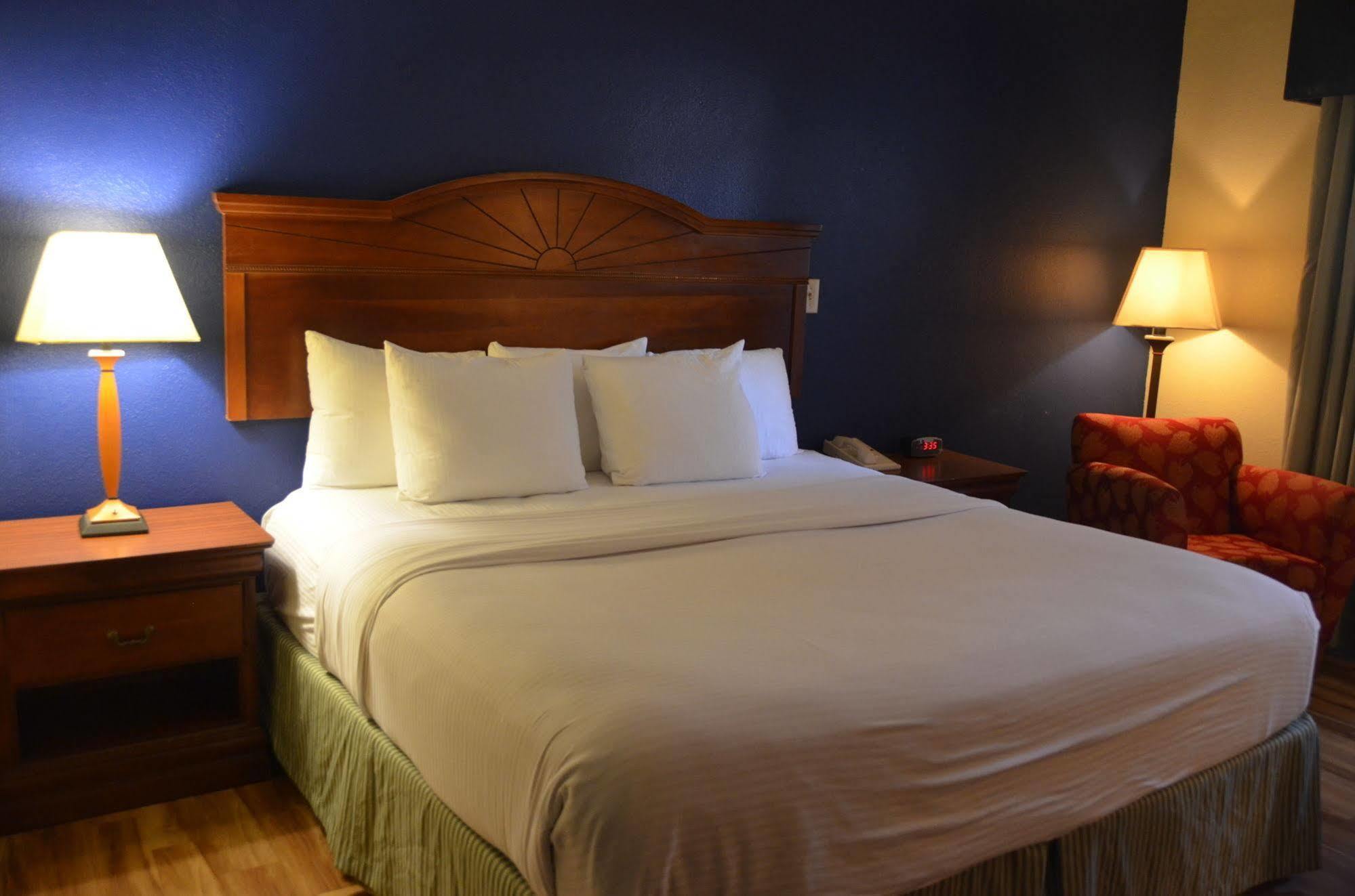 Eagles Nest Inn Стейтсборо Экстерьер фото