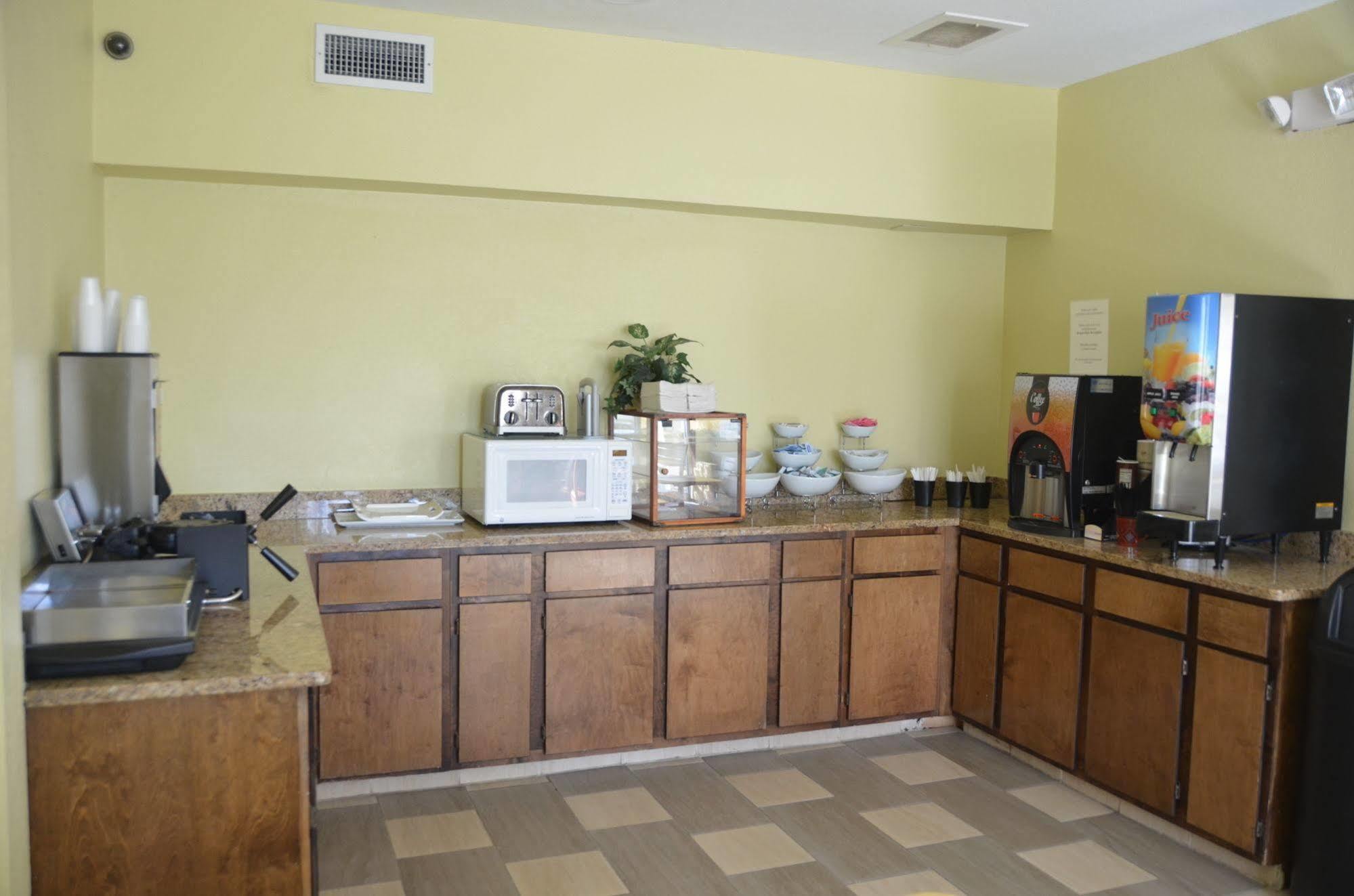Eagles Nest Inn Стейтсборо Экстерьер фото